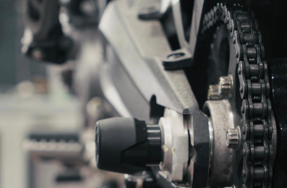 Motorcycle chain: how to clean, lubricate, and know when to replace it